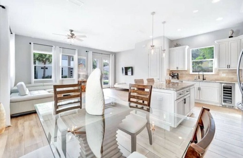Gillespie Park House | Downtown, Pets, 2-Car Garage, Beach & St. Armands