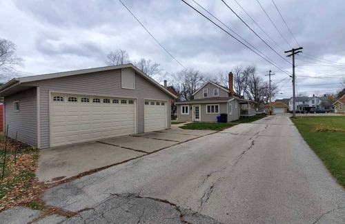 Village of Pewaukee House | Downtown Pewaukee! Close to the beach.