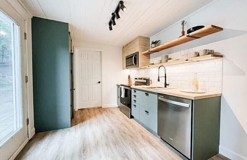 Prince Edward House | Downtown Picton 2 Bedroom Professionally Designed Suite