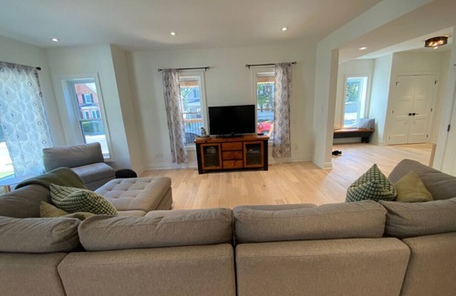 Prince Edward House | Downtown Picton, 3 bedroom.