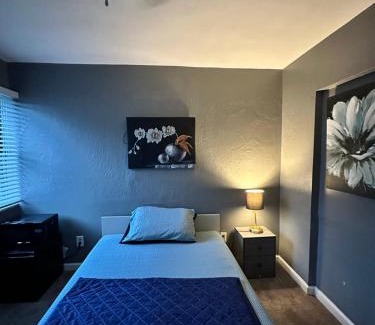 Richmond Heights House | Downtown Private Deluxe Room