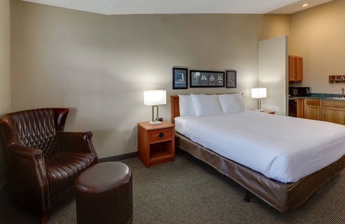 Peoria Hotel | Downtown Proximity! Award-Winning Hotel with Homely Comfort & Rustic Charm