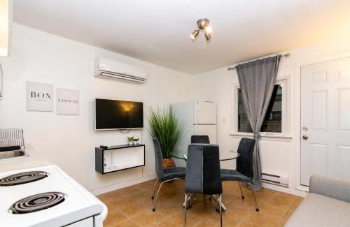 Cabbagetown Apartment | Downtown Retreat-Spacious Rooms with Shared Kitchen & Bath