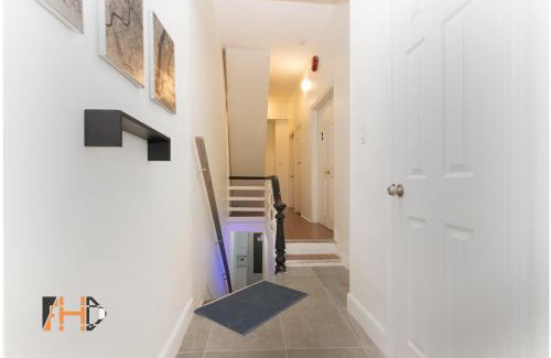 Cabbagetown Apartment | Downtown Retreat-Spacious Rooms with Shared Kitchen & Bath