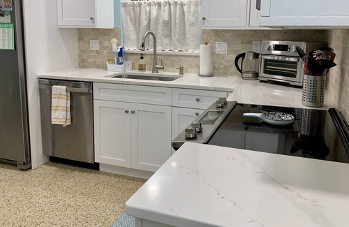 Laurel Park Apartment | Downtown Sarasota duplex unit - pet friendly with off-street parking