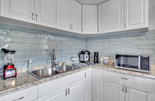 Gillespie Park House | Downtown Single Family Modern Bungalow Close To Beaches And Dining 2 Bedroom Home by RedAwning