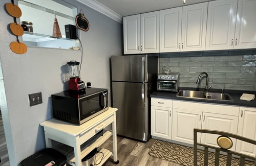 Gillespie Park House | Downtown Single Family Modern Bungalow Close To Beaches And Dining 2 Bedroom Home by RedAwning