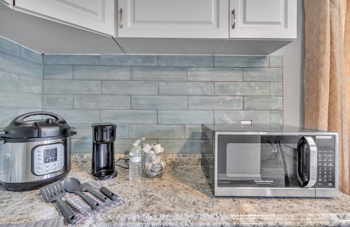 Gillespie Park House | Downtown Single Family Modern Bungalow close to beaches and dining by RedAwning