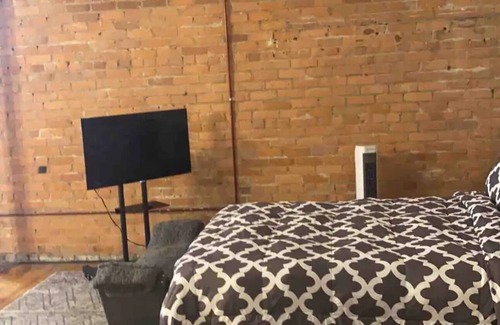Detroit Apartment | Downtown Spacious Industrial Modern Loft free parking/420