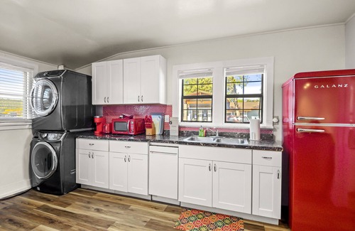 Coconino Estates House | Downtown Strawberry Bungalow w/AC, Fully Fenced Yard, W/D, 3 Smart 55" TVs