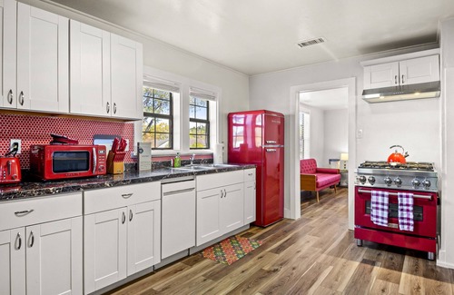 Coconino Estates House | Downtown Strawberry Bungalow w/AC, Fully Fenced Yard, W/D, 3 Smart 55" TVs