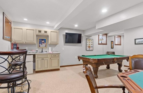 West Central Apartment | Downtown Studio w/Jacuzzi and Game Room!
