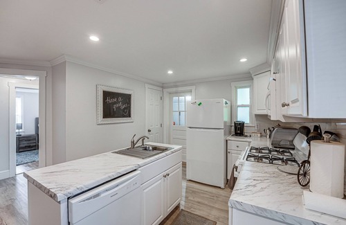 Thomasville House | Downtown Thomasville Home w/Yard & Fire Pit