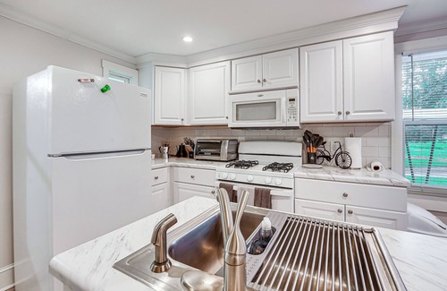 Thomasville House | Downtown Thomasville Home w/Yard & Fire Pit
