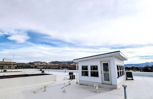 Old Town Pocatello Apartment | Downtown Tiny Treehouse, incredible view!