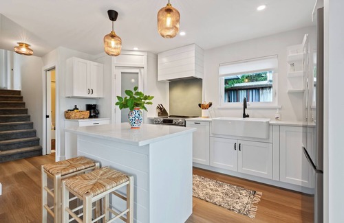 Tofino House | Downtown Tofino Bungalow-Tonquin, Restaurants, Tours