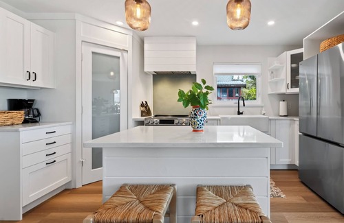 Tofino House | Downtown Tofino Bungalow-Tonquin, Restaurants, Tours