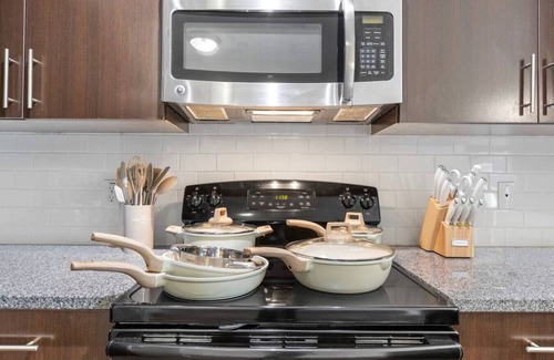 Courier City - Oscawana Apartment | Downtown top floor retreat/Pool,Gym, FREE parking!