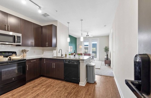 Courier City - Oscawana Apartment | Downtown top floor stay | Pool, Gym, FREE parking