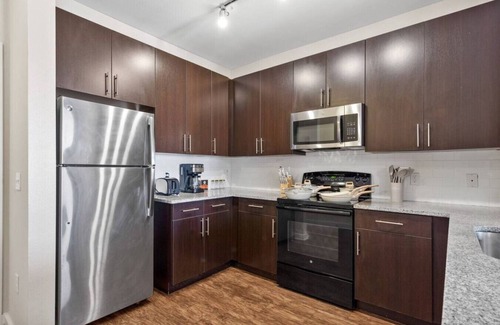 Courier City - Oscawana Apartment | Downtown top floor stay | Pool, Gym, FREE parking