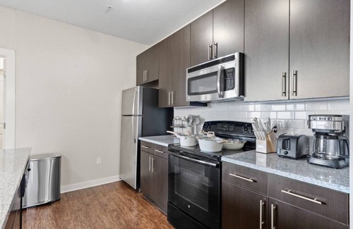 North Hyde Park Apartment | Downtown top floor suite | Pool, Gym, Free Parking