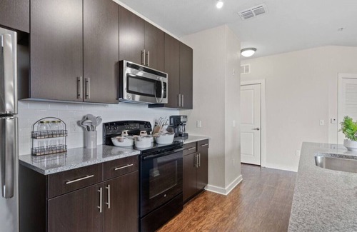 North Hyde Park Apartment | Downtown top floor suite | Pool, Gym, Free Parking