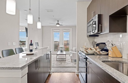 Courier City - Oscawana Apartment | Downtown top floor views W/Pool,Gym, FREE parking