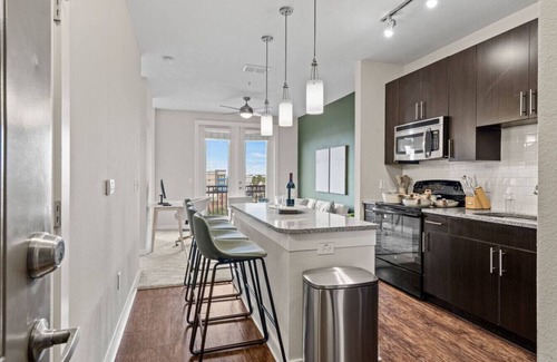 Courier City - Oscawana Apartment | Downtown top floor views W/Pool,Gym, FREE parking