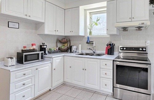 Little Italy Apartment | Downtown Toronto 1 bedroom unit Near Trinity bellwood park
