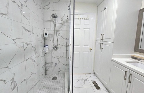 Little Italy Apartment | Downtown Toronto 1 bedroom unit Near Trinity bellwood park