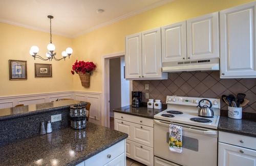 Glenwood Springs Apartment | Downtown Unit Sleeps 4 Private, Roomy, walking distance to everything, dogs ok