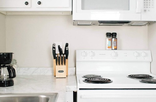 Montgomery Apartment | Downtown Vibes | 1BR Pet-Friendly Apt