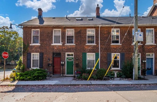 Kingston Apartment | Downtown Victorian townhouse