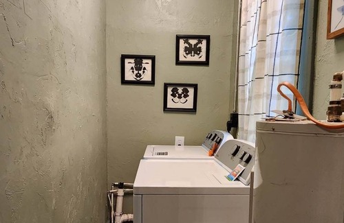 Guthrie House | Downtown Victorian + Wi-fi. Pets Welcome. Couple Block From Parks / Downtown.