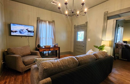 Guthrie House | Downtown Victorian + Wi-fi. Pets Welcome. Couple Block From Parks / Downtown.