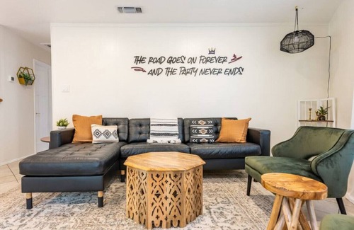 Wimberley House | Downtown - Walk to Wimberley Square! Pearl Bungalow @ Beer Ranch Project Inn