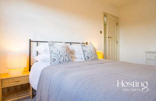 Henley House | Dragon Court - 4 Beds with Terrace Garden