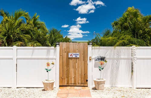 Marathon House | Dragonfly Lite – A tropical oasis with your own heated saltwater pool to enjoy!