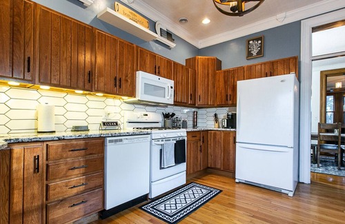 Dubuque House | Drake House Family: Big Blue Downtown 2