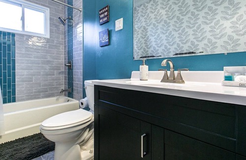 Dubuque House | Drake House Family: Big Blue Downtown 2