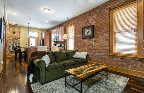Dubuque Apartment | Drake House- Fleur De Lis (Private hot tub)