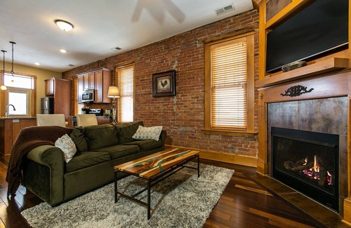 Dubuque Apartment | Drake House- Fleur De Lis (Private hot tub)