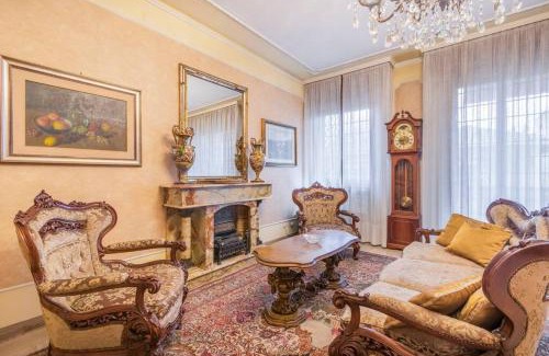 Old Town Apartment | Drake's Royal Suite - City Centre & Train Station