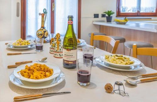Old Town Apartment | Drake's Royal Suite - City Centre & Train Station