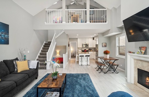 Lakeview Apartment | Dramatic Wrigley Loft +PRIVATE Rooftop, Center of Wrigley, Ranked GUEST FAVORITE