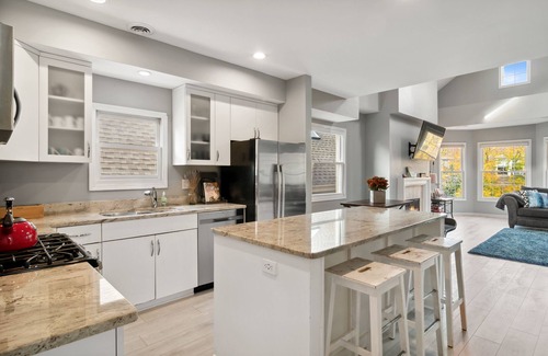 Lakeview Apartment | Dramatic Wrigley Loft +PRIVATE Rooftop, Center of Wrigley, Ranked GUEST FAVORITE