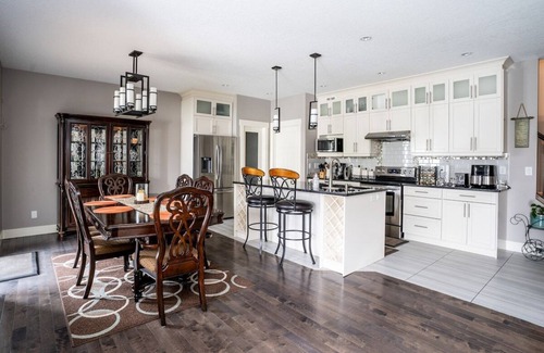 Regina House | "Dream" 3 Bdrm with garage! Airport 5 mins away!