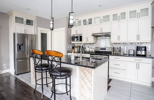 Regina House | "Dream" 3 Bdrm with garage! Airport 5 mins away!