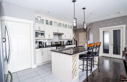 Regina House | "Dream" 3 Bdrm with garage! Airport 5 mins away!
