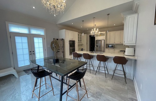King City House | Dream Escape! Pristine home 5 mins to Canada's Wonderland - 20 mins to Pearson